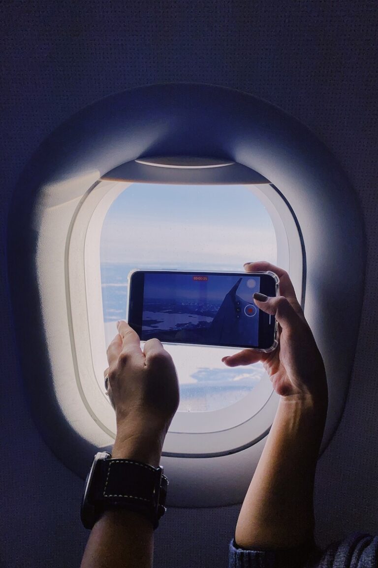 Web design - photo showing the view from the airplane window